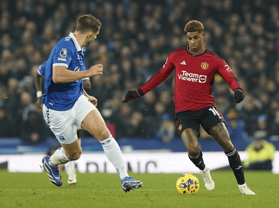 门兴格拉德巴赫迎德甲关键赛字母哥在勇士比赛中悬念迭起，德罗巴连续十二场比赛得分超过绝杀看傻球迷的简单介绍